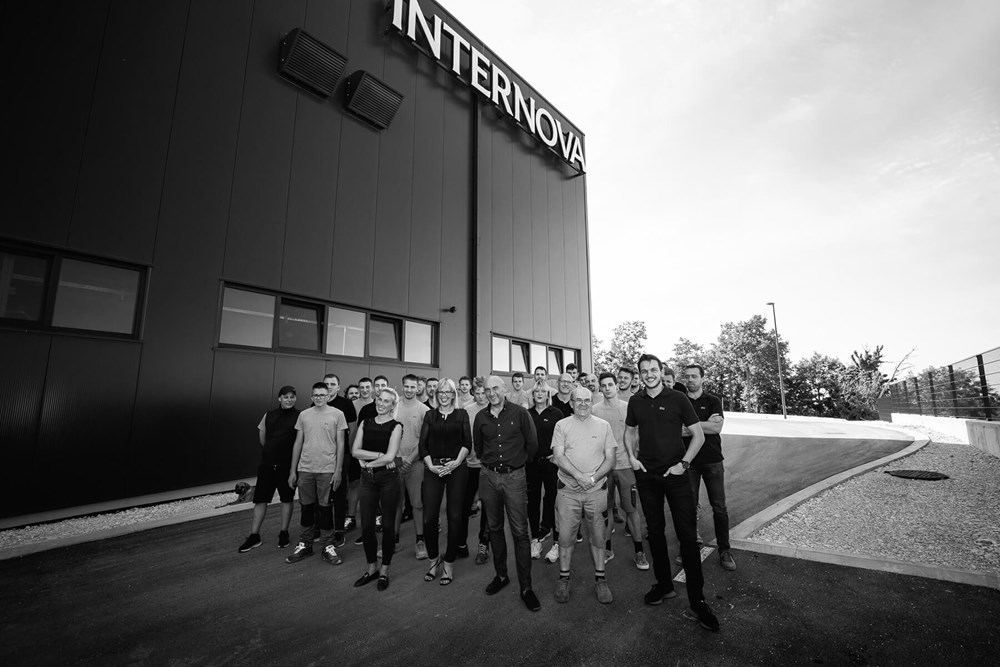 Djelatnici tvrtke Internova ispred nove hale 